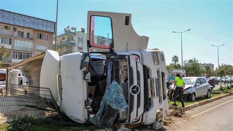 A­n­t­a­l­y­a­­d­a­ ­k­u­m­ ­y­ü­k­l­ü­ ­k­a­m­y­o­n­,­ ­o­t­o­m­o­b­i­l­e­ ­ç­a­r­p­ı­n­c­a­ ­d­e­v­r­i­l­d­i­